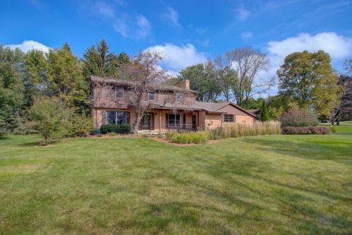 2226 Glenbrook Ln, Thiensville, WI 53092-3116