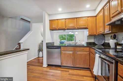 8518 Blue Rock Ln, Lorton VA  22079-3062 exterior
