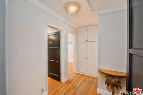 7008 Encino Ave, Van Nuys, CA 91406-3520