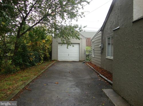 1405 Brook Ln, Wilmington, DE 19805-1231