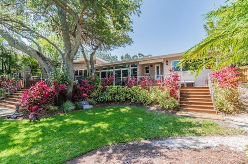 5148 31st Ave, Saint Petersburg FL  33707-5600 exterior