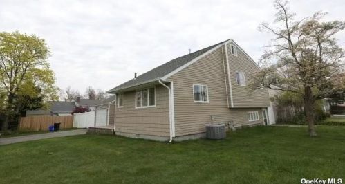 12 Thomas Dr, Babylon NY  11703-2324 exterior