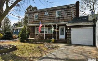 3 Taylor Ave, Greenlawn, NY 11740-1411