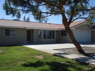 1476 Babe Ruth Dr, Hanford, CA 93230-3165