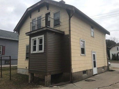 917 21st St, Manitowoc, WI 54220-4945