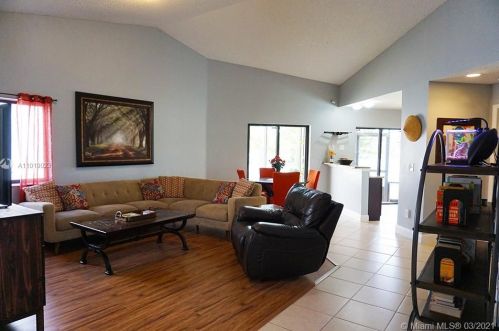 11010 13th St, Hollywood, FL 33025-3545