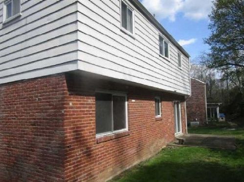2405 Springwood Dr, Glenshaw, PA 15116-1803