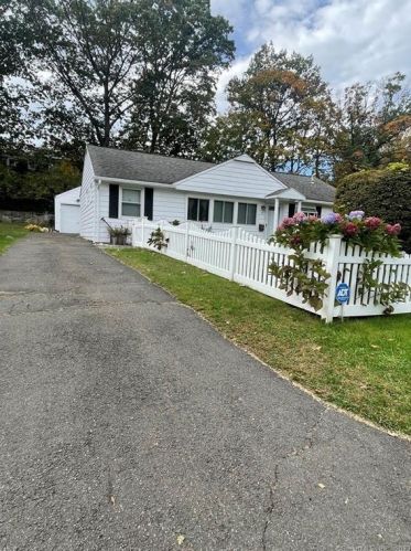 28 Hearthstone Ct, Stamford CT  06902-4307 exterior