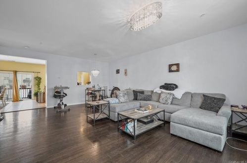 105 Woodlake Dr, Middletown, NY 10940-4267