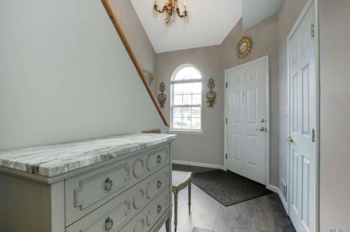8 Apricot Ct, Huntington Station, NY 11747-8714