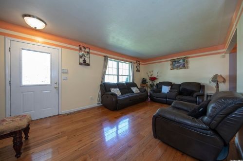 43 Cedar St, Central Islip, NY 11722-4140