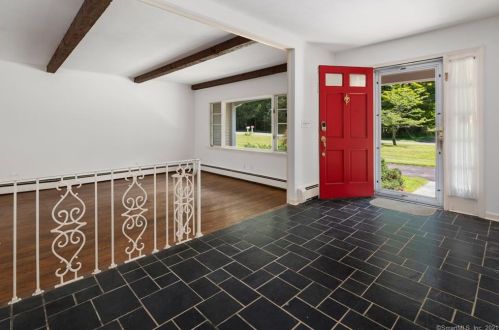 34 Woodbrook Dr, Stamford, CT 06907-1031