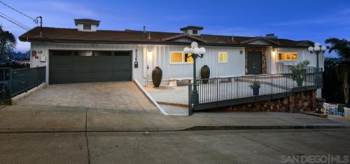 2125 Locust St, San Diego CA  92106-1622 exterior
