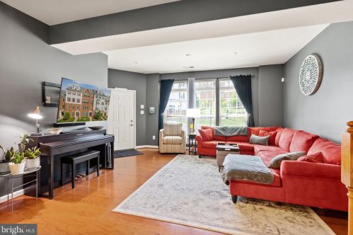 7405 Brunson Cir, Gainesville VA 20155 exterior