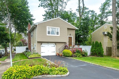 62 Seaman Neck Rd, Huntington Station, NY 11746-6820