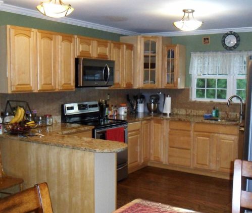 62 Baur St, Babylon, NY 11704-3323