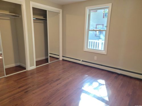 72 Cherry Ave, West Sayville NY  11796-1214 exterior