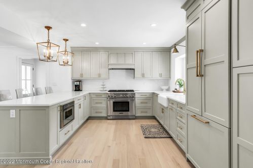 4 Constitution Dr, Leonardo NJ  07737-1808 exterior