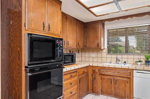 6135 Shoshone Dr, Manteca CA  95336-2562 exterior