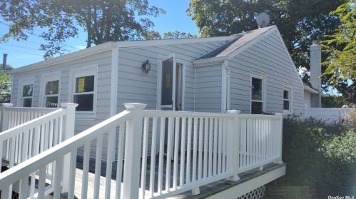 44 Reeves Rd, Center Moriches, NY 11934-2308