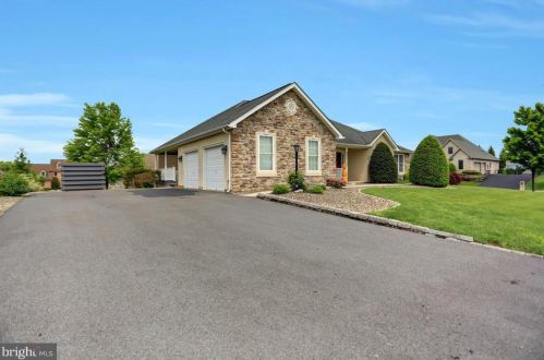 6 Starlight Dr, Upton, PA 17225-1700