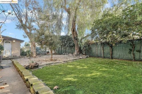 2 Sycamore Ct, West Pittsburg CA  94565-1633 exterior