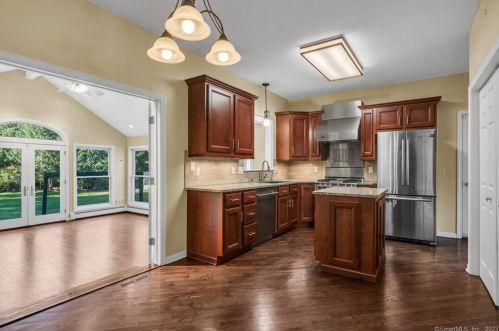 19 Fairlawn Dr, Wallingford CT 06492-2588 exterior