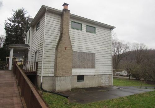 2216 2 St, South Connellsville PA  15425-5313 exterior