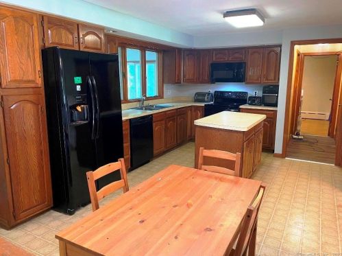 4 Nicholas Cir, Waterbury, CT 06716-1720
