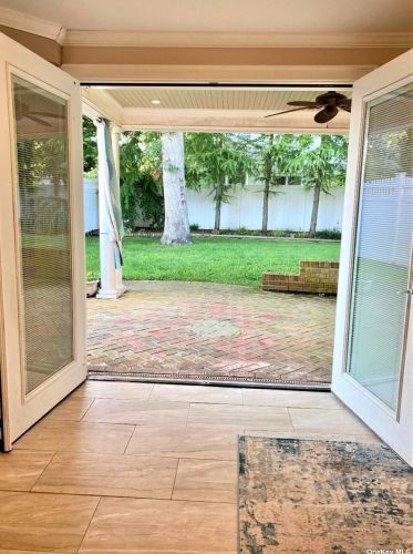 255 Maple St, Islip Manor NY  11751-4801 exterior