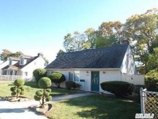 606 Hollywood Ave, Copiague, NY 11726-3117