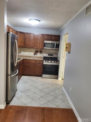 412 Cricket Ln, Woodbridge, NJ 07095-1524
