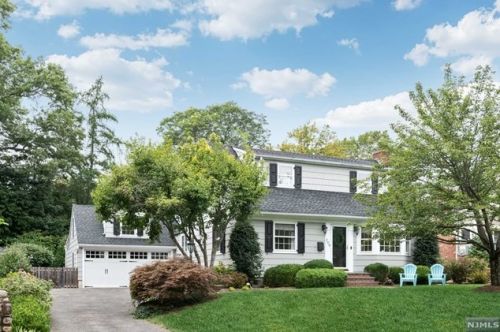 209 Elmwood Ave, Ho Ho Kus, NJ 07423-1122