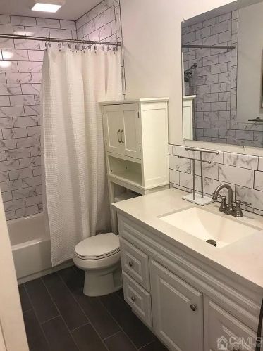 639 Cricket Ln, Woodbridge, NJ 07095-1549