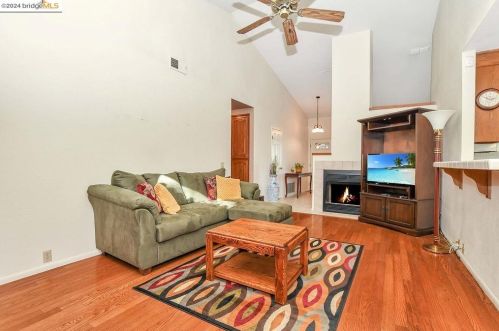 5813 Laguna Quail Way, Elk Grove, CA 95758-5723