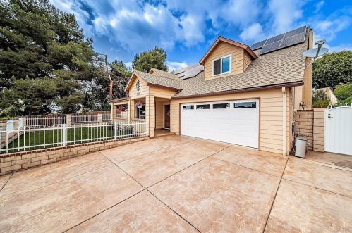 1015 Rose Dr, Vista, CA 92083-3323