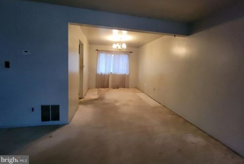 18 Manorhouse Dr, Trenton NJ  08638-1728 exterior