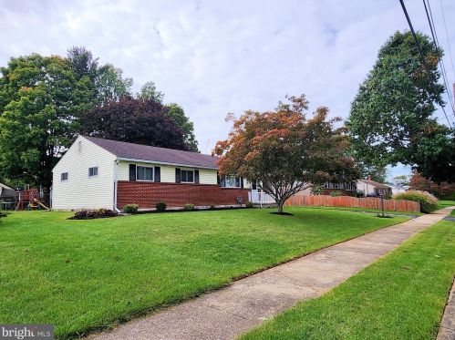 11 Cedarhurst Ln, Camp Hill, PA 17011-7906
