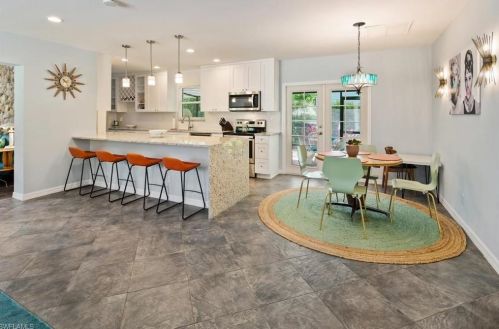 1155 6th St, Naples, FL 34102-7123