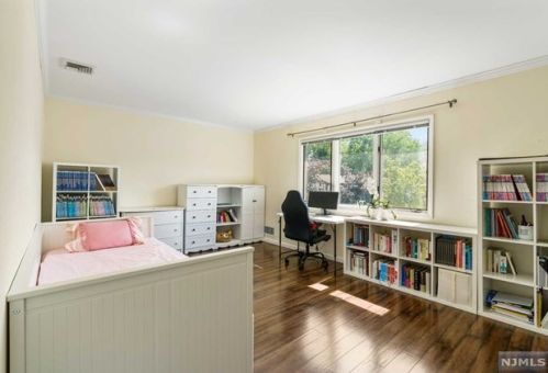 60 Canterbury Ln, N Milford NJ  07646-3262 exterior