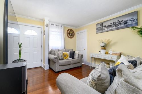 8 Pilgrim Walk, Stamford, CT 06906-1607