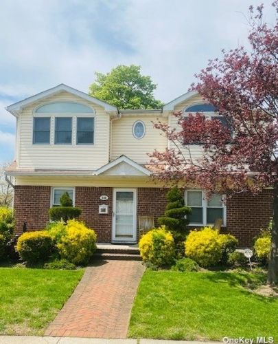 238 Cushing Ave, Williston Park, NY 11596-1049