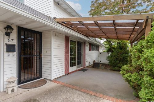 67 Lion Ln, Westbury NY  11590-6330 exterior