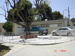 17901 Hemmingway St, Los Angeles, CA 91335-2108