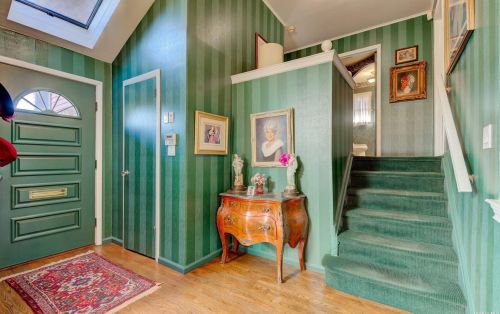 21 Aspen Ln, New Hyde Park, NY 11040-2317