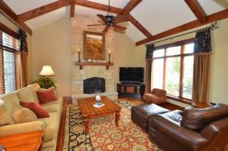 902 Bluespruce Cir, Chenequa, WI 53029-8680