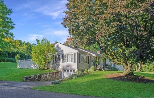17 Huckleberry Hill Rd, Brookfield Center, CT 06804-2220