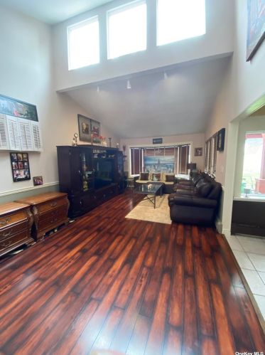 42 Tardy Ln, North Wantagh, NY 11793-1929