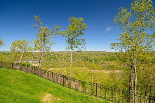 28 Briar Ridge Dr, Bethel, CT 06801-1883