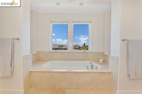 13445 Campus Dr, Oakland CA  94619-3711 exterior